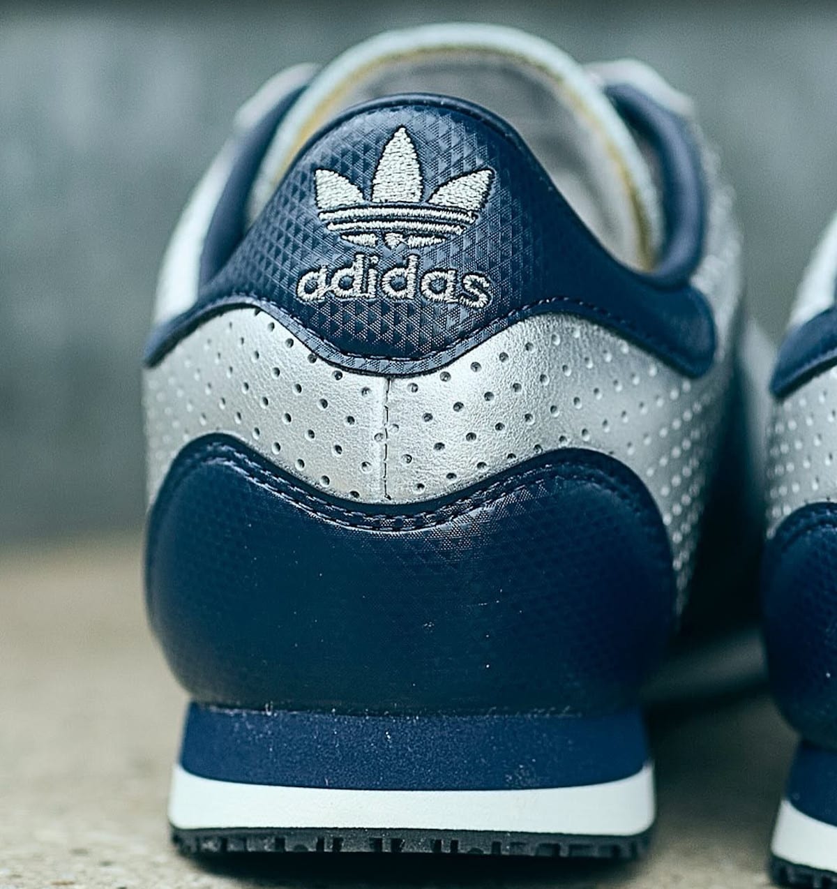 adidas Galaxy OG bleu marine et en cuir perforé métallique JR1614 (4)