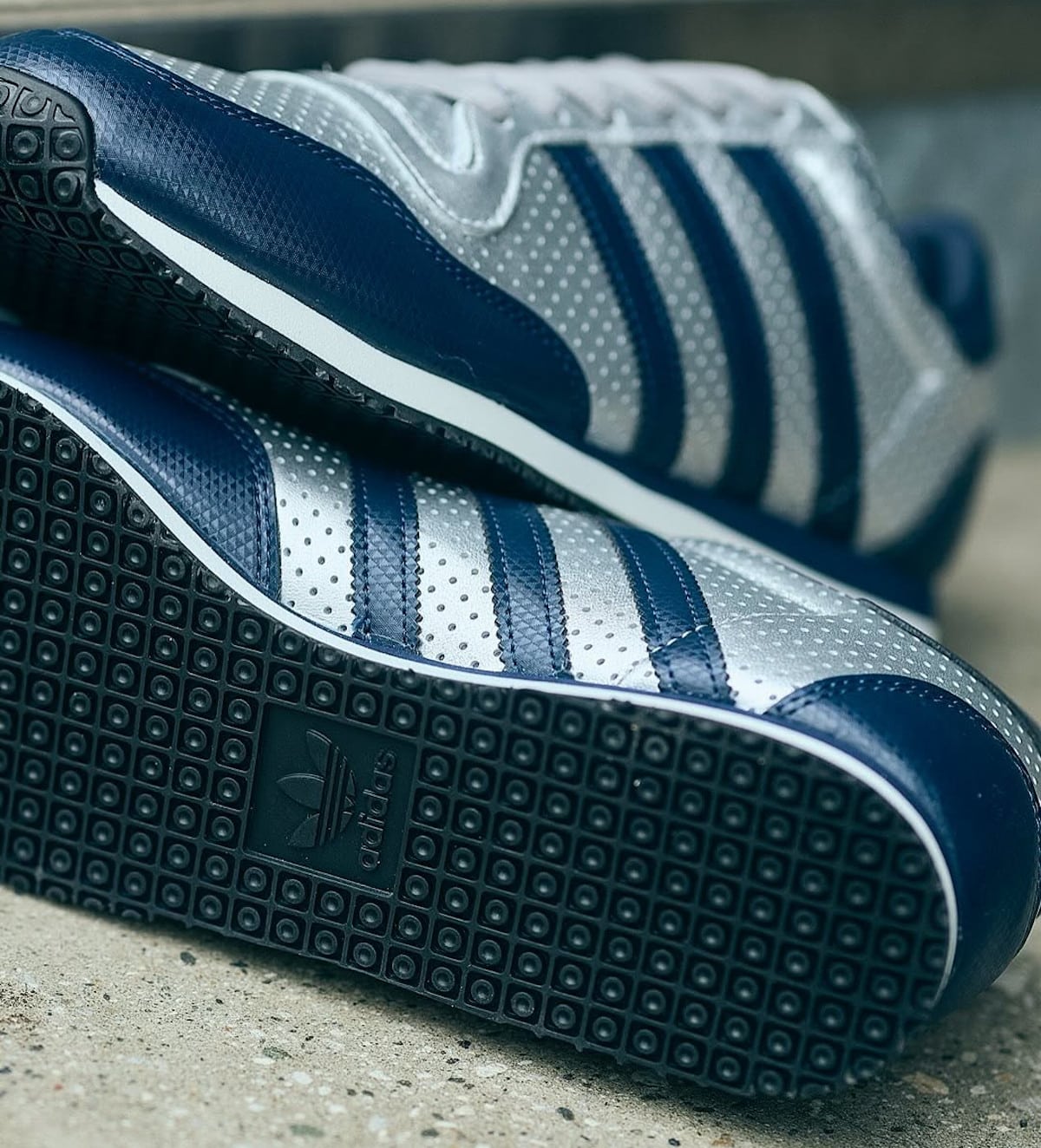 adidas Galaxy OG bleu marine et en cuir perforé métallique JR1614 (5)
