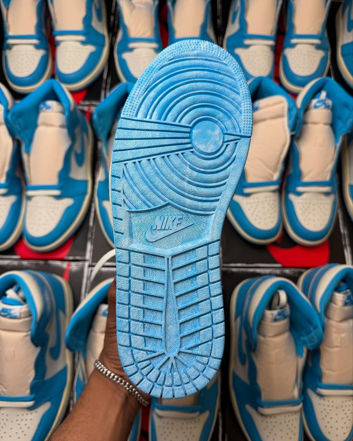 Air Jordan 1 Réimaginée bleu ciel (1)