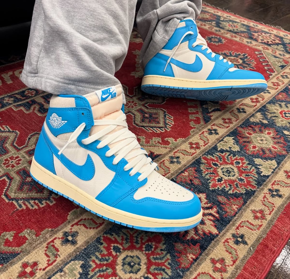 Air Jordan 1 Réimaginée bleu ciel on feet (1)