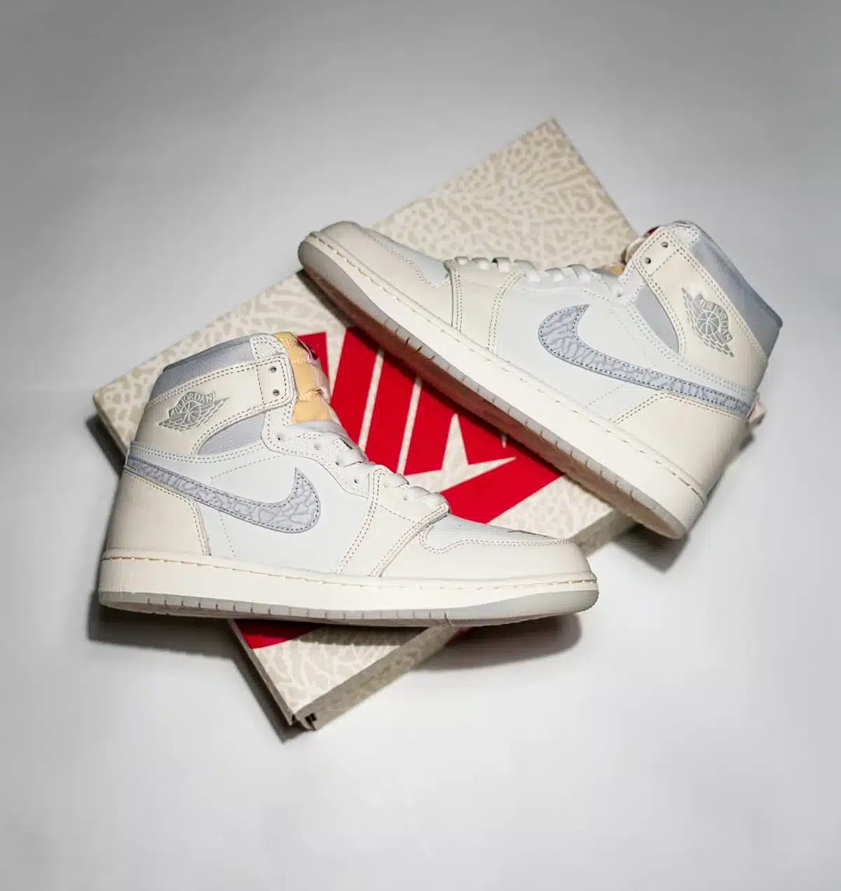 Air Jordan 1 High Retro High OG beige avec un logo fissuré IH4363-100 (1)