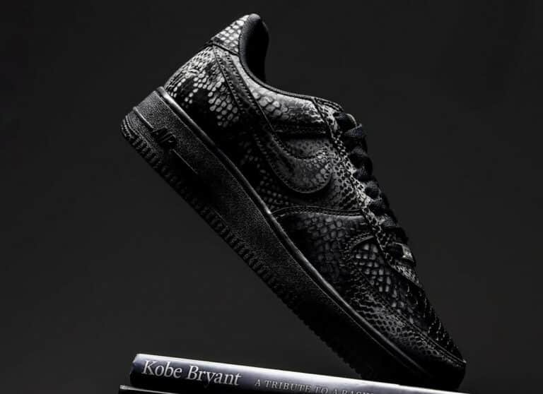 Kobe Bryant x Nike Air Force 1 Low Triple Black IB0018-003 (couv)