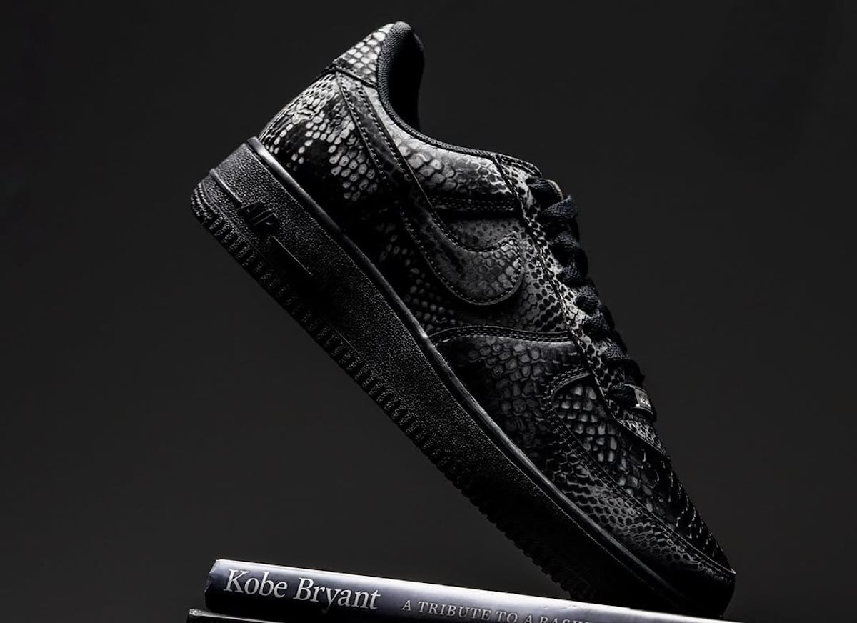 Kobe Bryant x Nike Air Force 1 Low Triple Black IB0018-003 (couv)