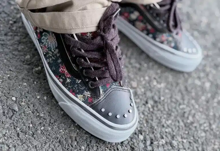 Vans Old Skool 36 Vibram Floral Rivets VN000D2GBLA1 on feet (couv)