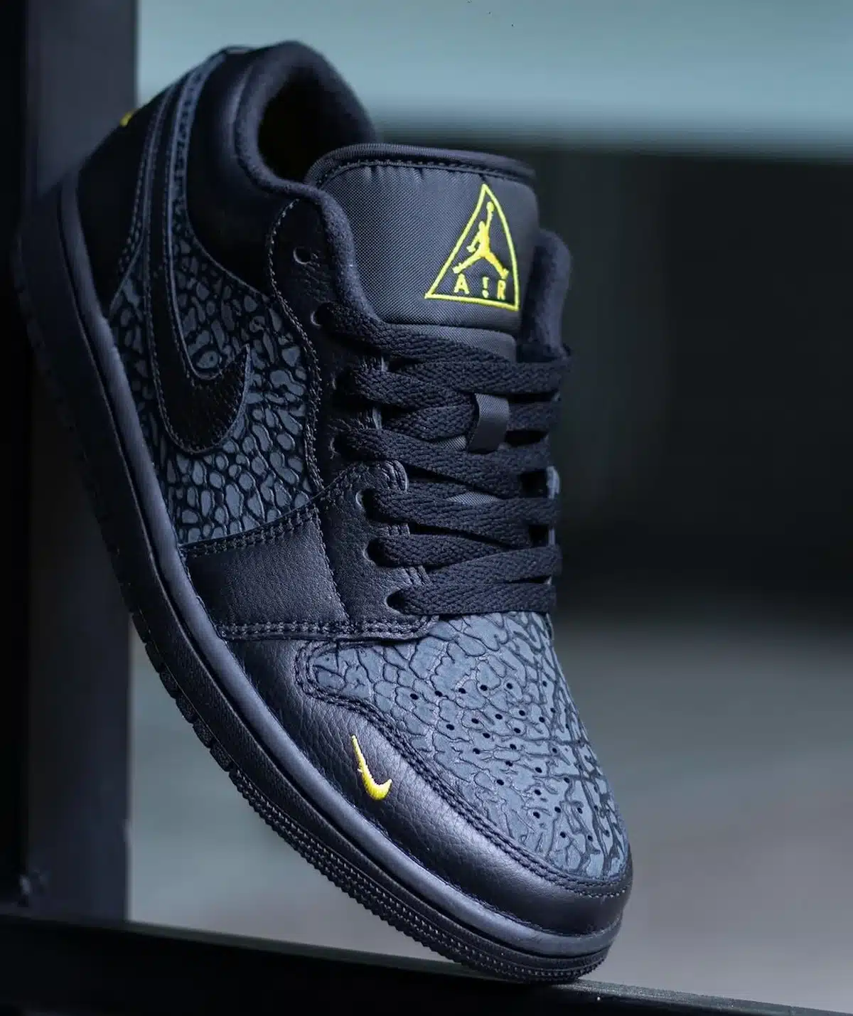 Air Jordan 1 Low noire grise et jaune IM6568-010 (1)