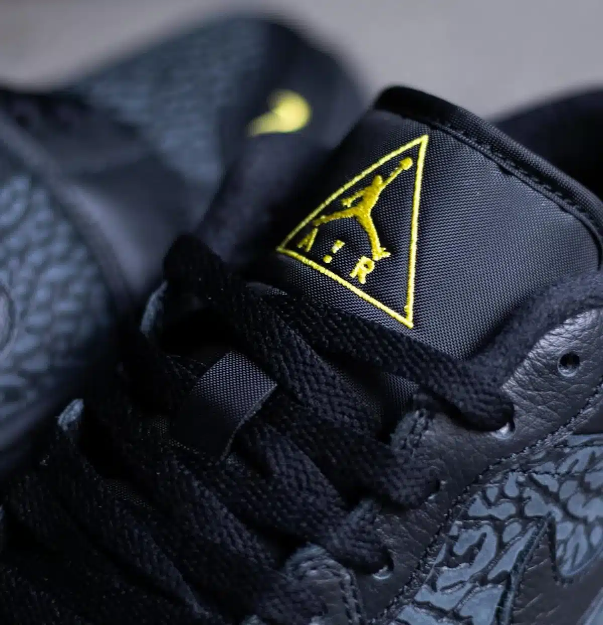 Air Jordan 1 Low noire grise et jaune IM6568-010 (2)