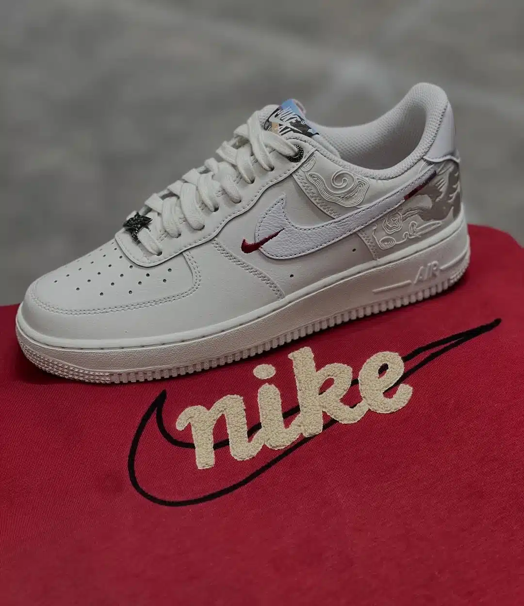 Nike Air Force 1 avec des broderie de Pégase IQ1119-011 (1)