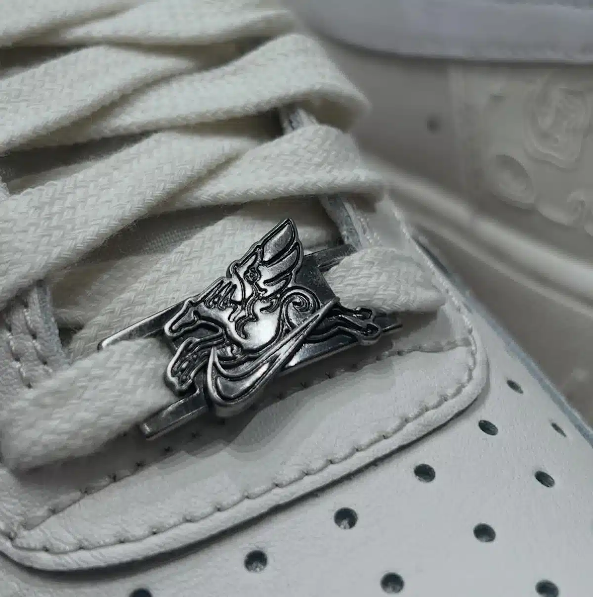 Nike Air Force 1 avec des broderie de Pégase IQ1119-011 (2)