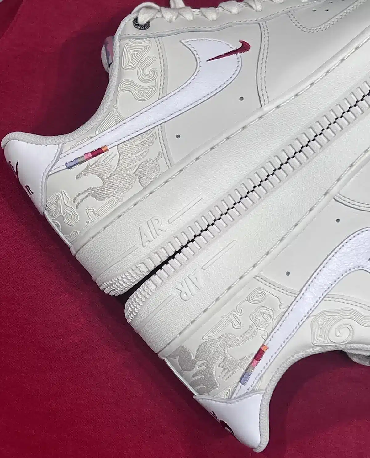 Nike Air Force 1 avec des broderie de Pégase IQ1119-011 (3)