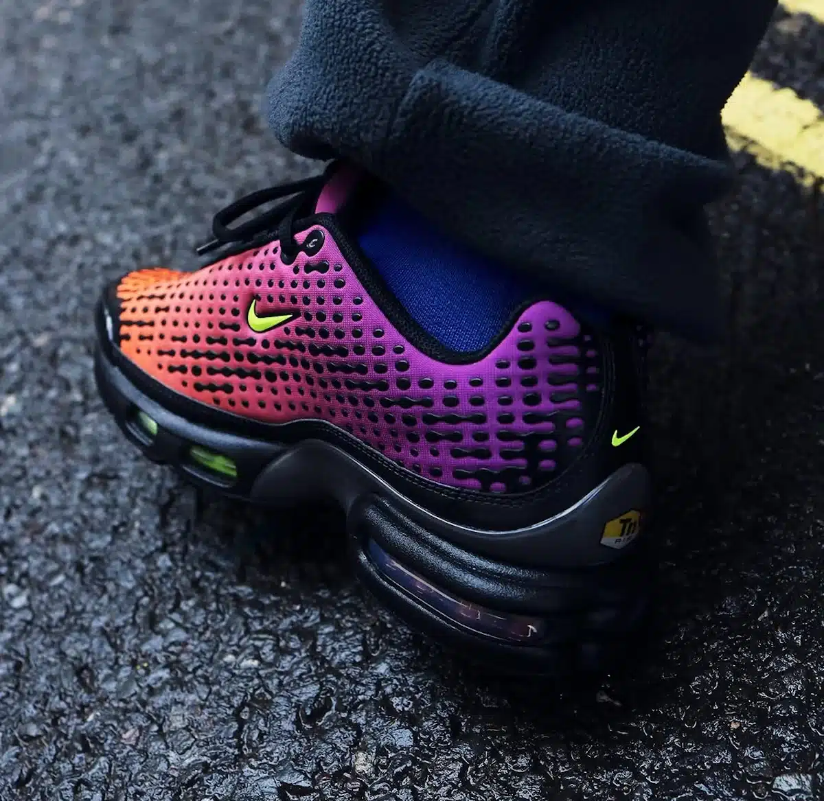 Nike Air Max Plus VII Total Orange Cactus Flower on feet HQ2197-800 (1)