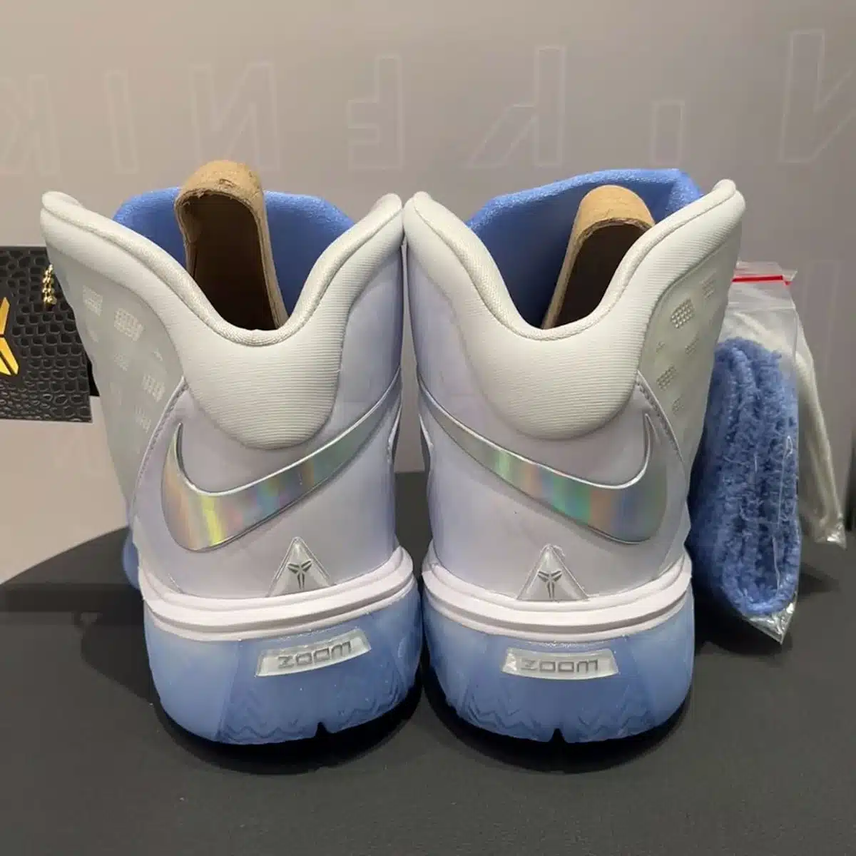 Nike Kobe 3 dégradé blanc et bleu IQ5338-400 (1)