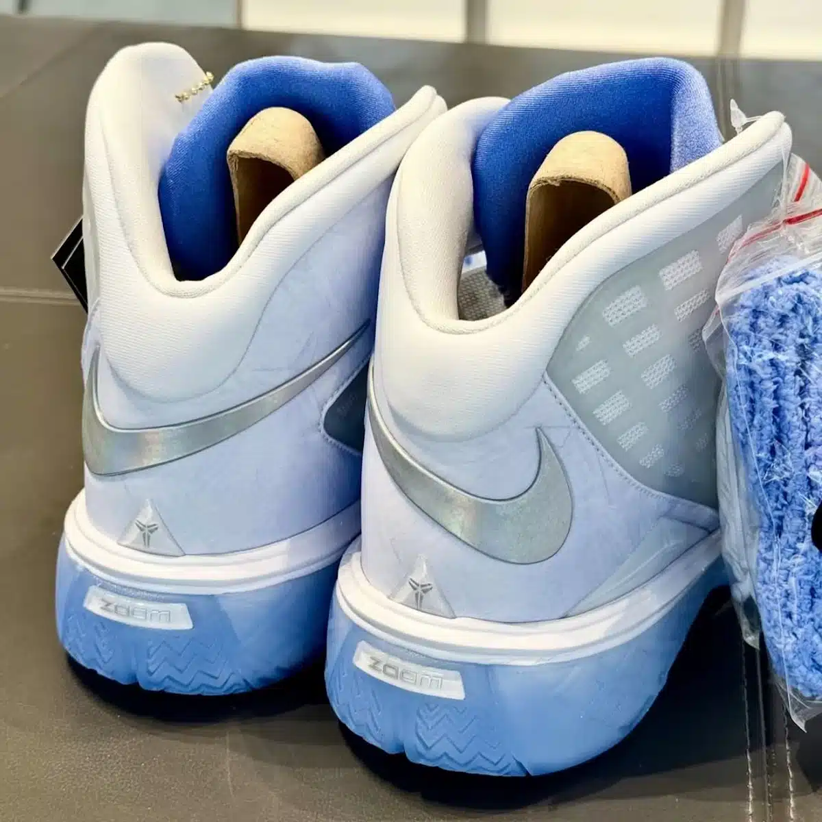 Nike Kobe 3 dégradé blanc et bleu IQ5338-400 (3)