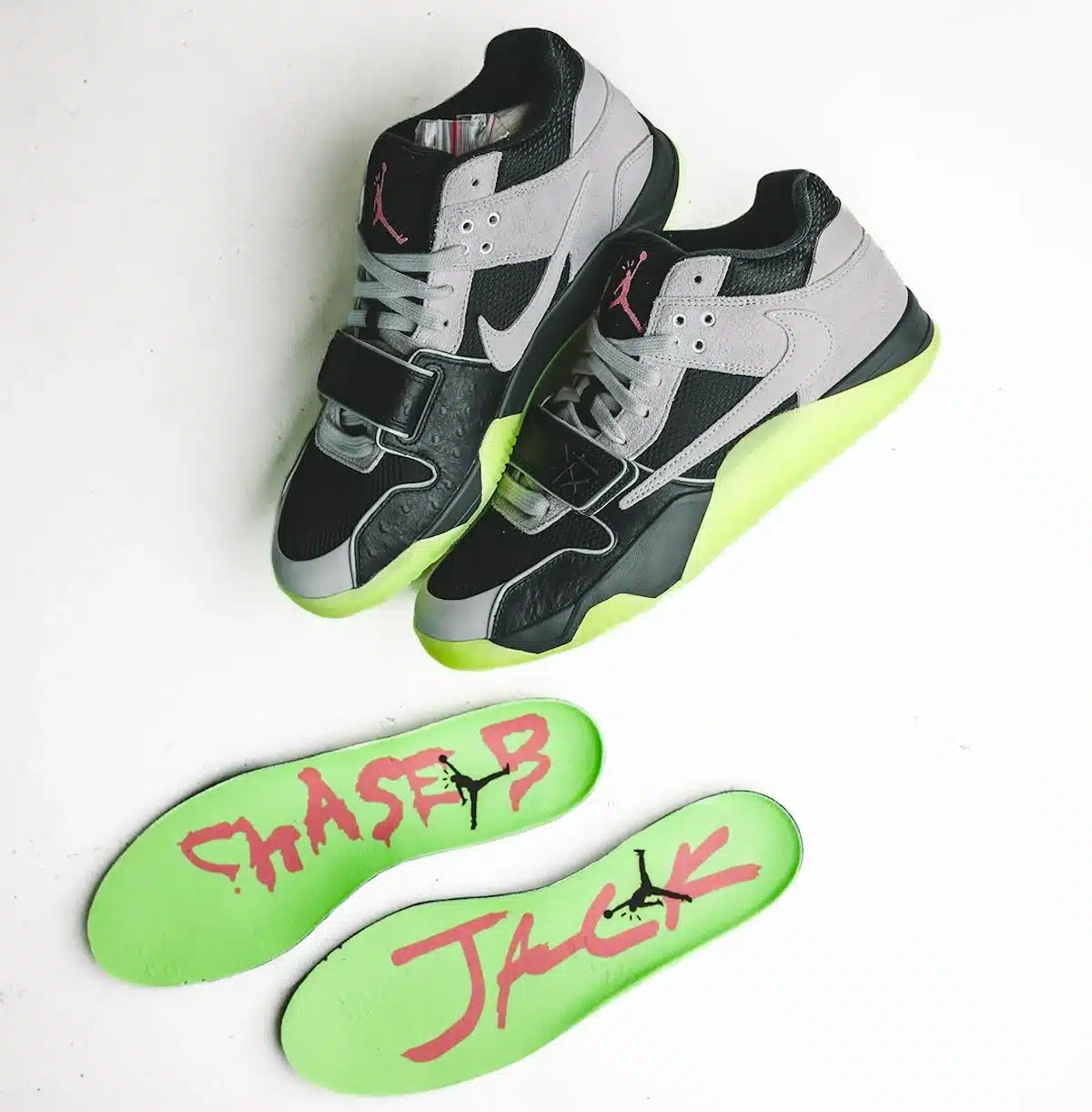 Travis Scott x Jordan Jumpman Jack brille dans le noir IH7971-001 (2)