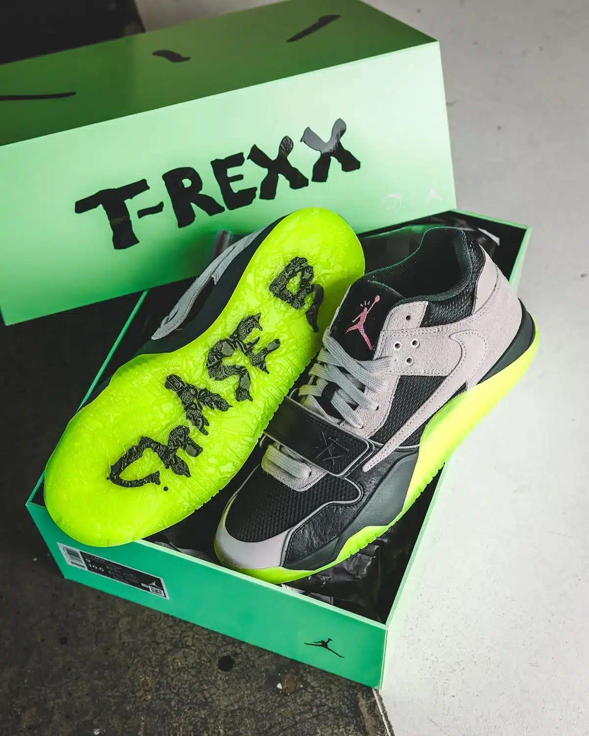 Travis Scott x Jordan Jumpman Jack brille dans le noir IH7971-001 (3)