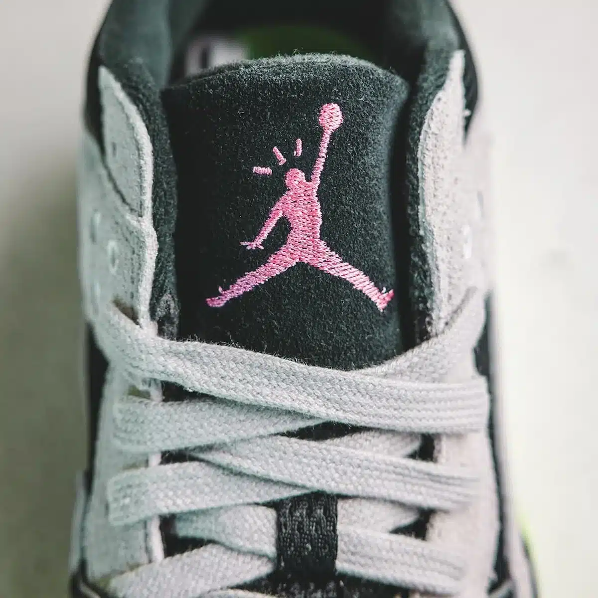 Travis Scott x Jordan Jumpman Jack brille dans le noir IH7971-001 (4)