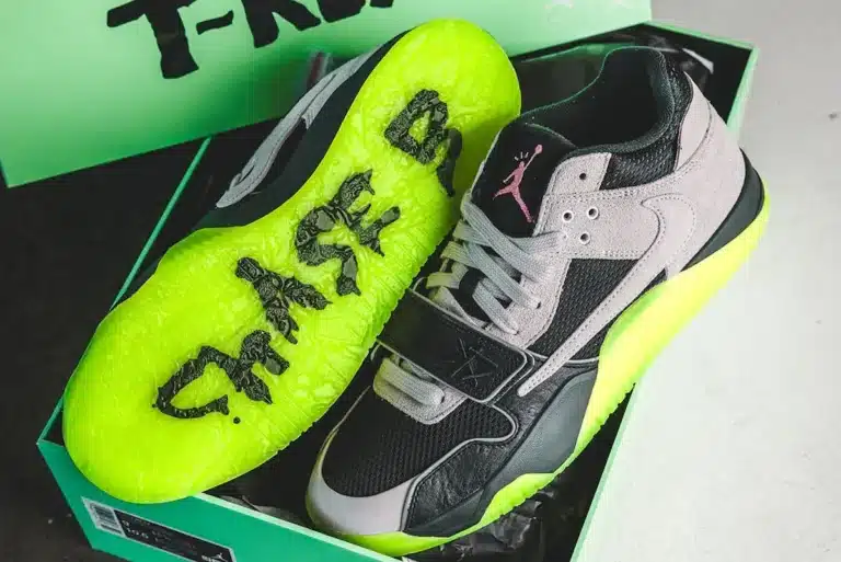 Travis Scott x Jordan Jumpman Jack brille dans le noir IH7971-001 (couv)