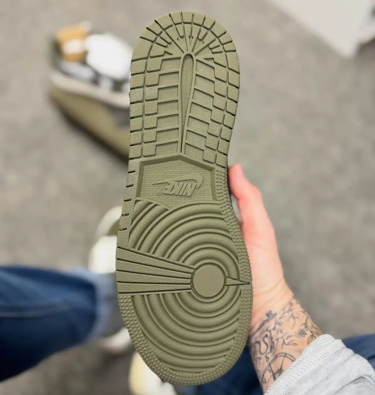 Air Jordan 1 Low vert olive blanche et noire HQ6998-200 (2)