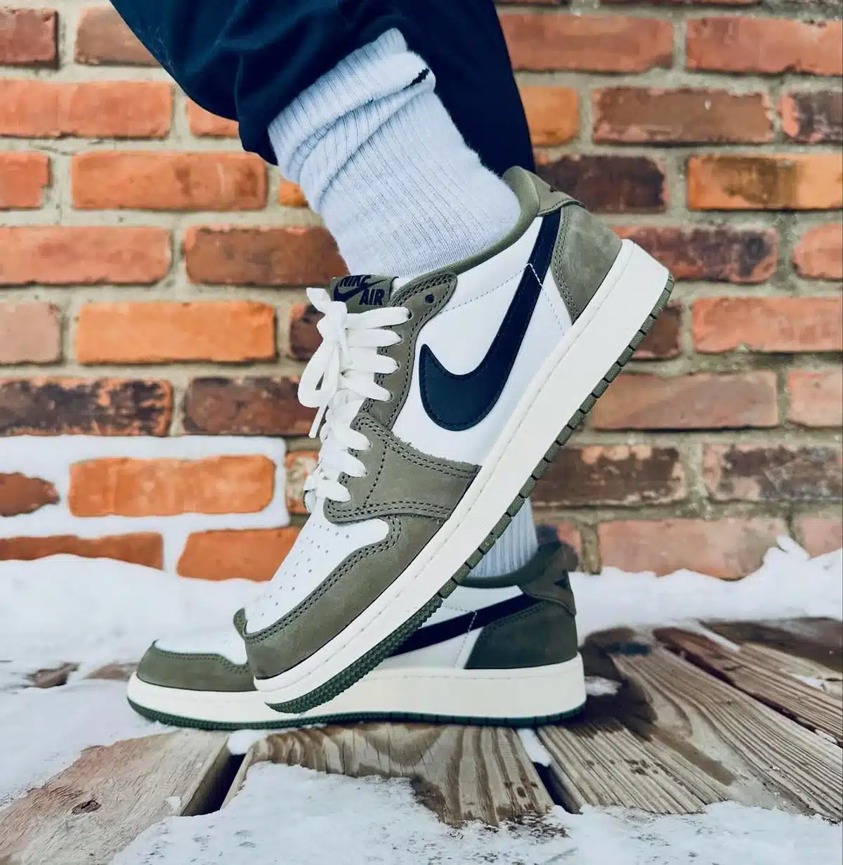 Air Jordan 1 Low vert olive blanche et noire HQ6998-200 (4)