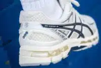 Asics Gel Kayano 20 blanc cassé beige et argentée (couv)