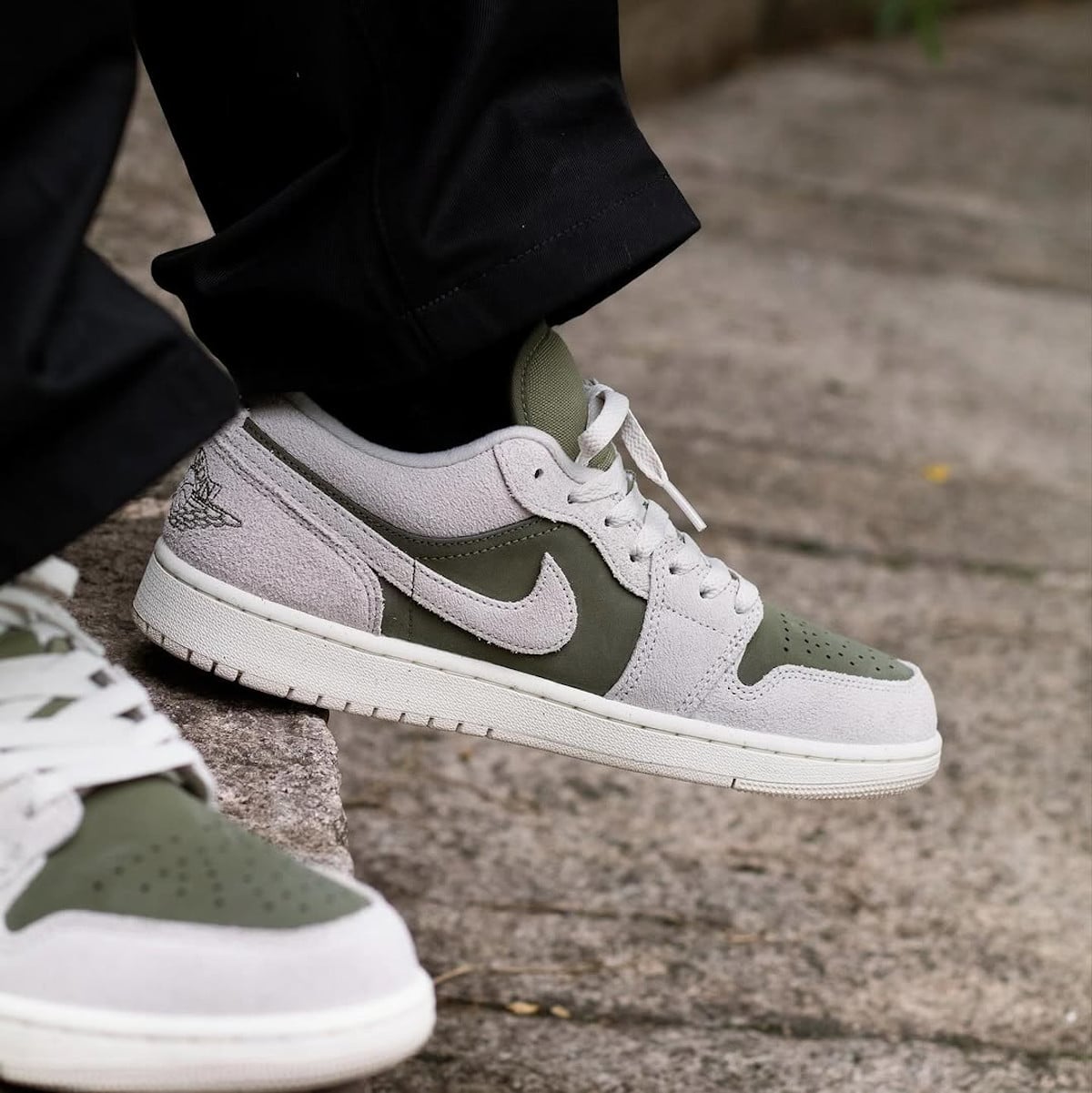 Air Jordan 1 Low blanc cassé et vert olive HV4089-201 (2)