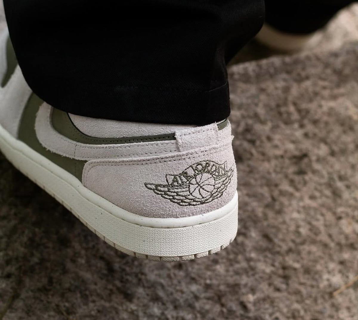 Air Jordan 1 Low blanc cassé et vert olive HV4089-201 (3)