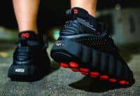 Nike Mind 002 noire et orange Black Hyper Crimson HQ4308-001 (couv)