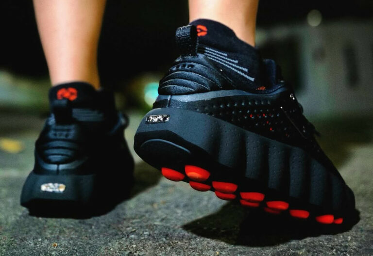 Nike Mind 002 noire et orange Black Hyper Crimson HQ4308-001 (couv)