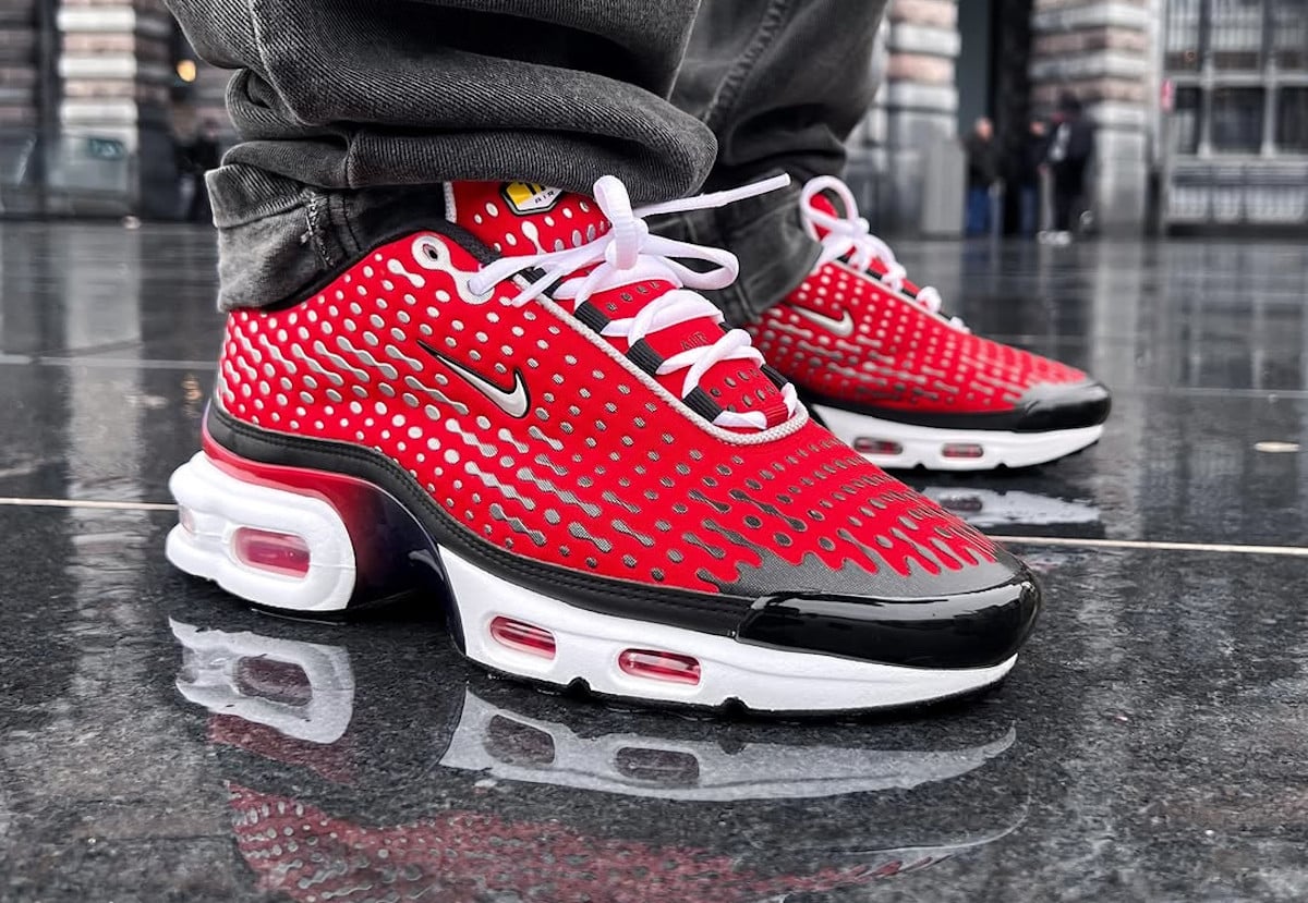 Nike TN 7 Strawberry 2026 HQ2197-600 on feet (couv)