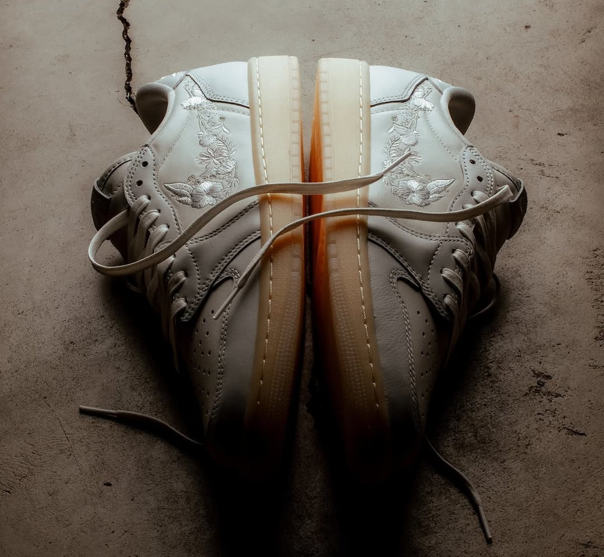 Air Jordan 1 Low Floral Swoosh fleurs brodées sortie 2026 IF4391-100 (1)