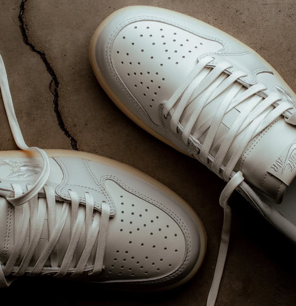 Air Jordan 1 Low Floral Swoosh fleurs brodées sortie 2026 IF4391-100 (2)