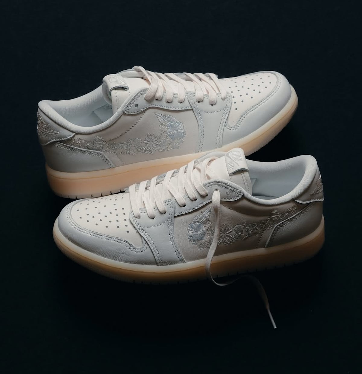 Air Jordan 1 Low Floral Swoosh fleurs brodées sortie 2026 IF4391-100 (4)