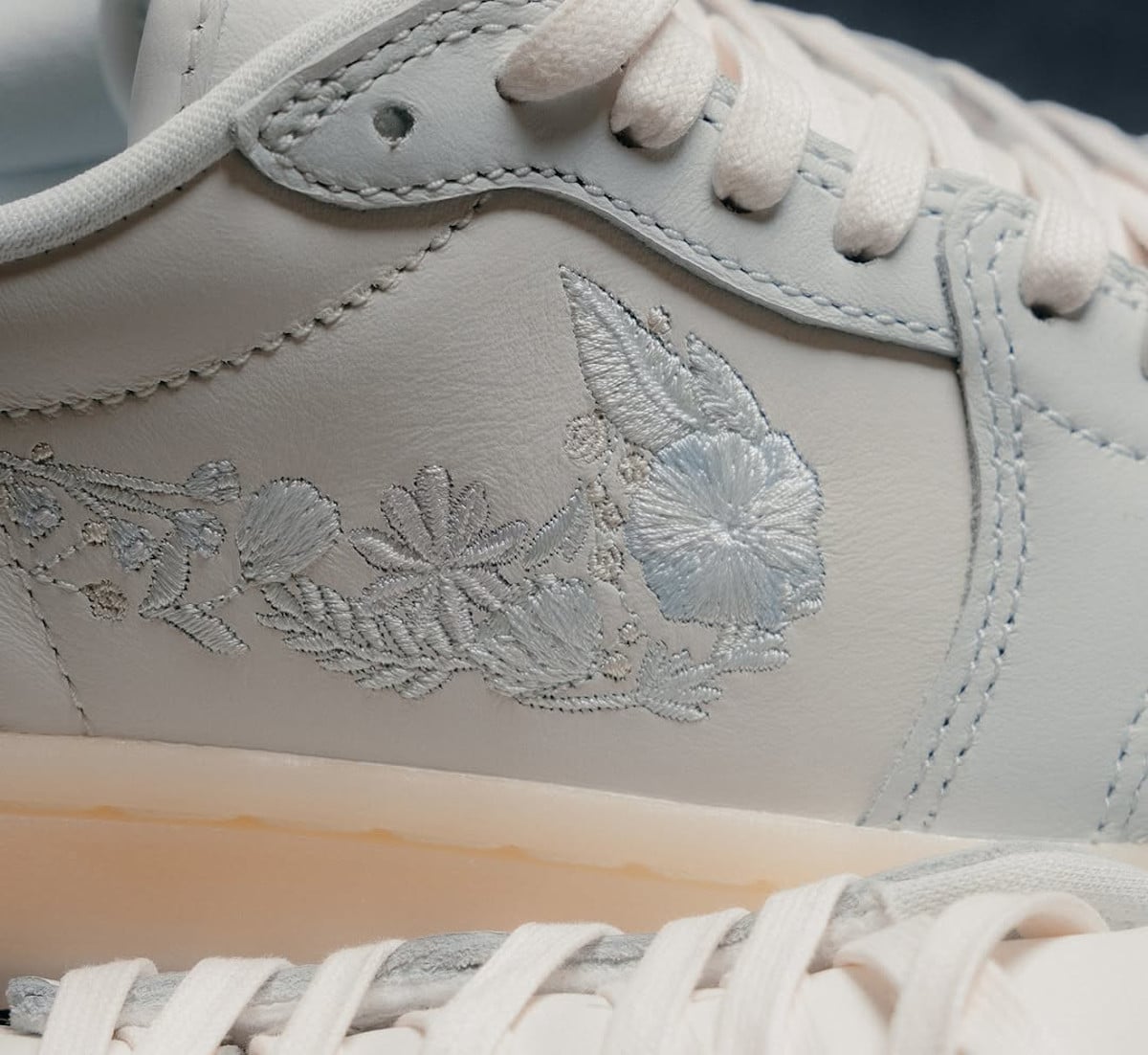 Air Jordan 1 Low Floral Swoosh fleurs brodées sortie 2026 IF4391-100 (5)