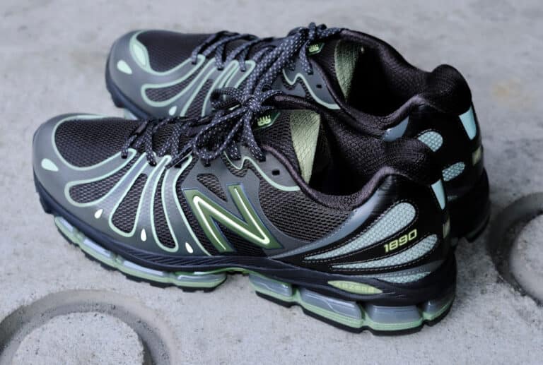 Logo ABZORB et détails réfléchissants sur le talon de la New Balance 1890 (couv)