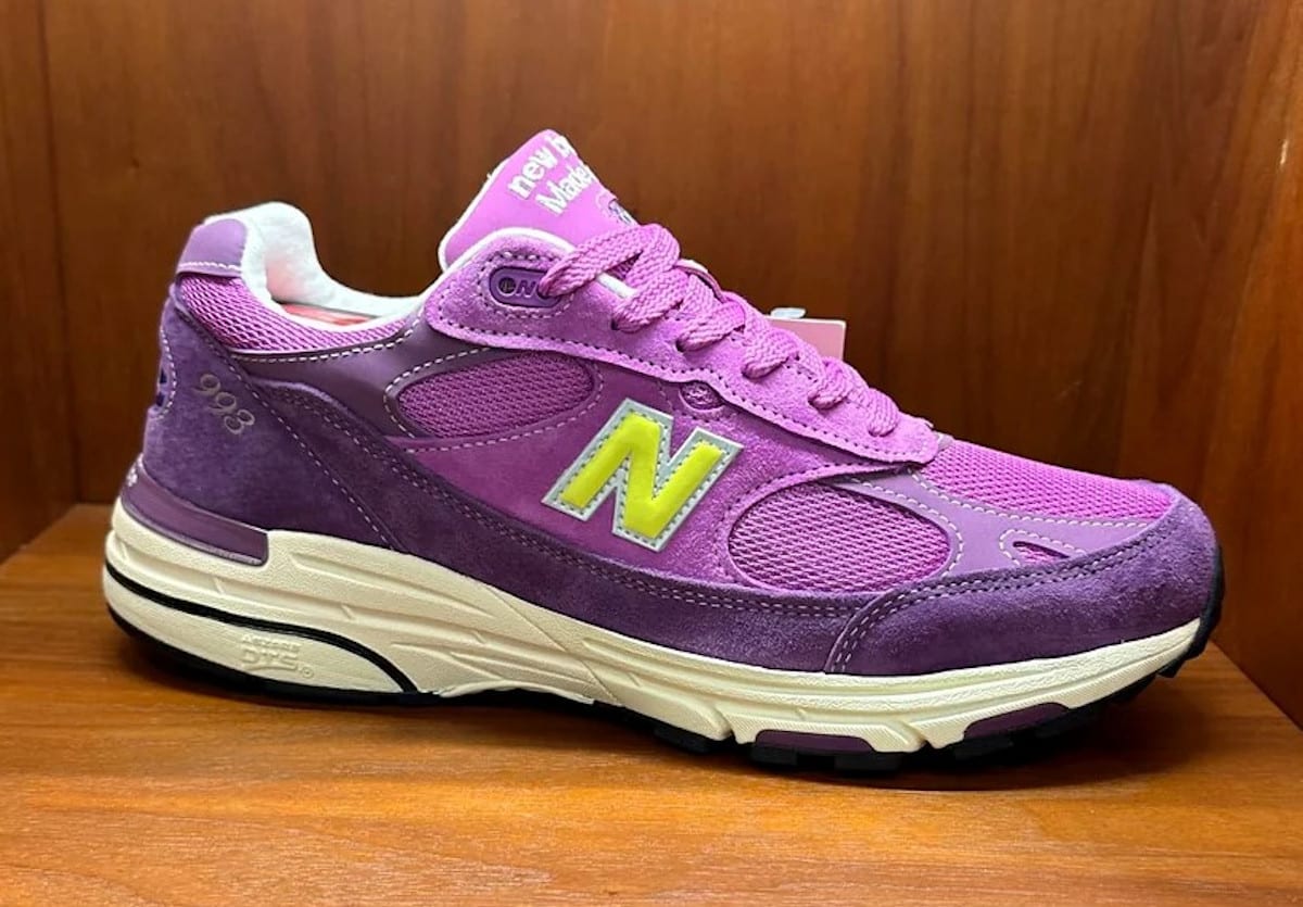 Logo N jaune Firefly sur la New Balance 993 Passion Fruit (couv)