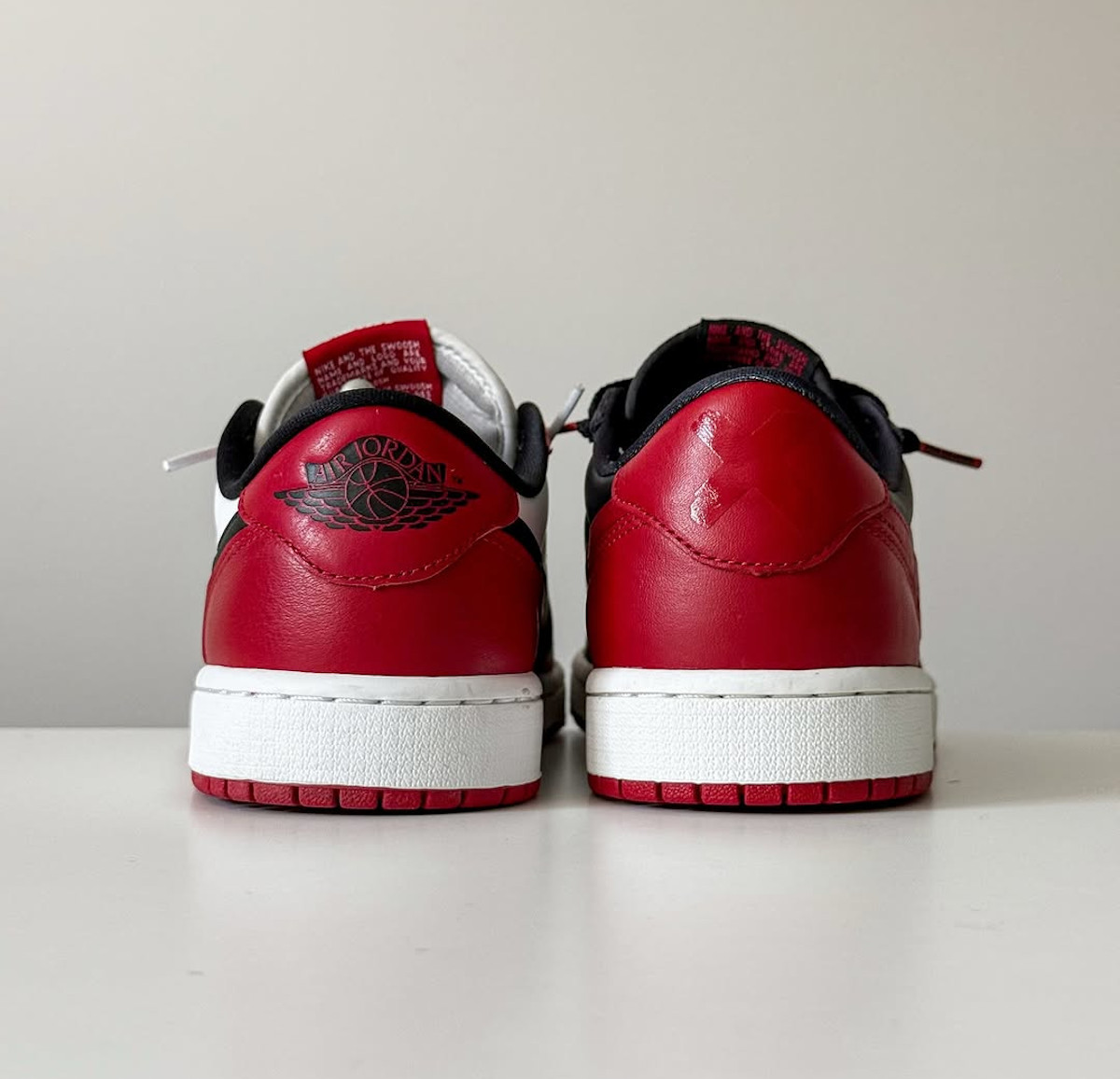 Différences Air Jordan 1 Low OG Banned 2026 et AJ1 Low Chicago (1)