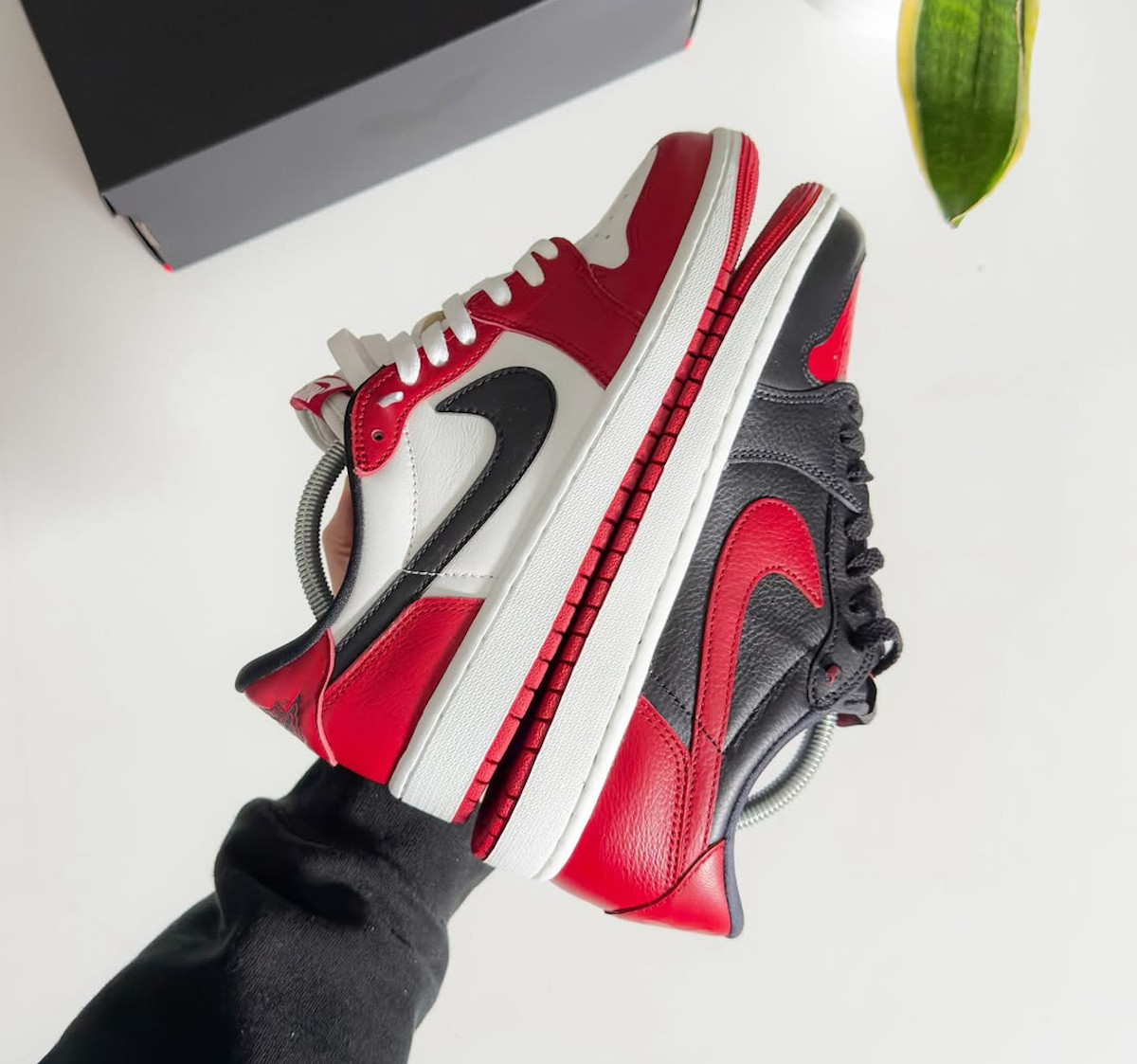 Différences Air Jordan 1 Low OG Banned 2026 et AJ1 Low Chicago (3)