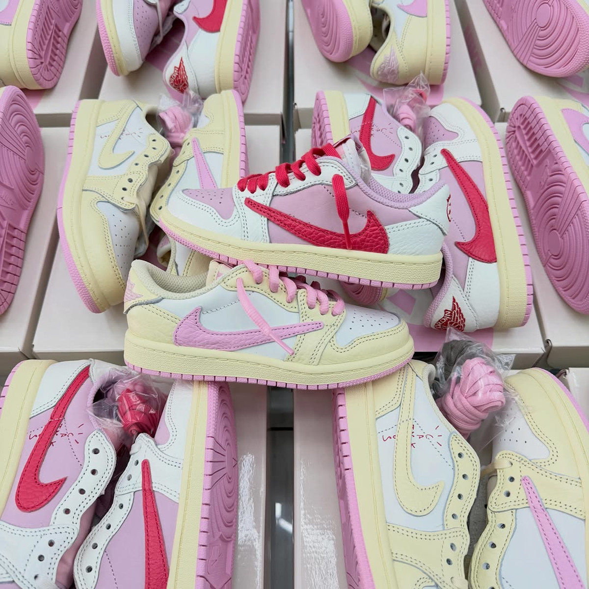 Différences entre Jordan 1 Low TS Shy Pink et Tropical Red (1)