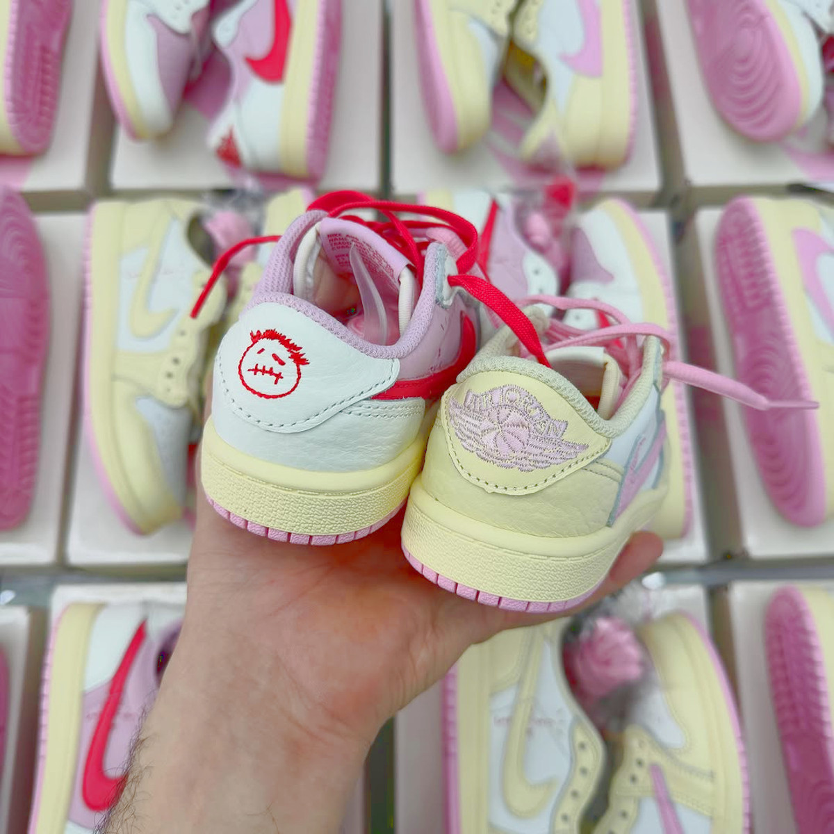 Différences entre Jordan 1 Low TS Shy Pink et Tropical Red (3)