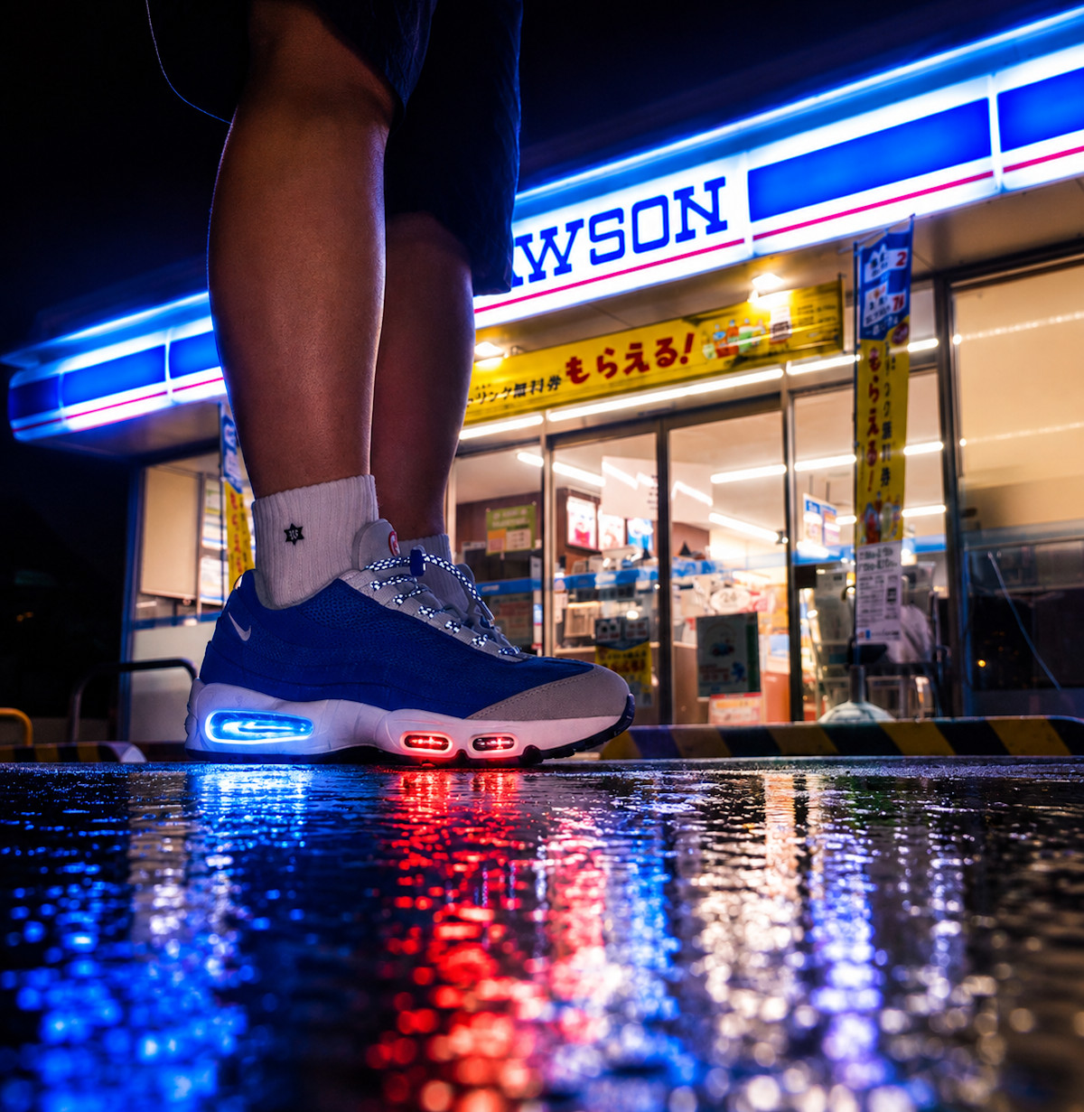 Nike Air Max 95 Big Bubble Blue Sapphire and Action Red on feet (1)