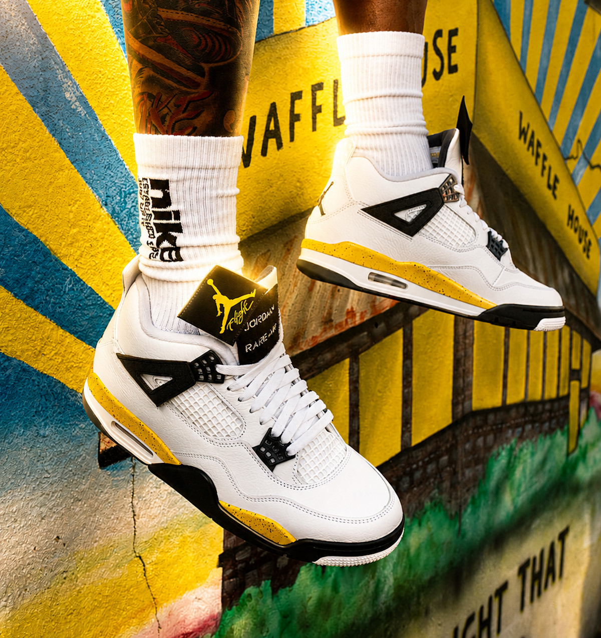Air Jordan 4 blanche noire et jaune IO2463-102 (1)