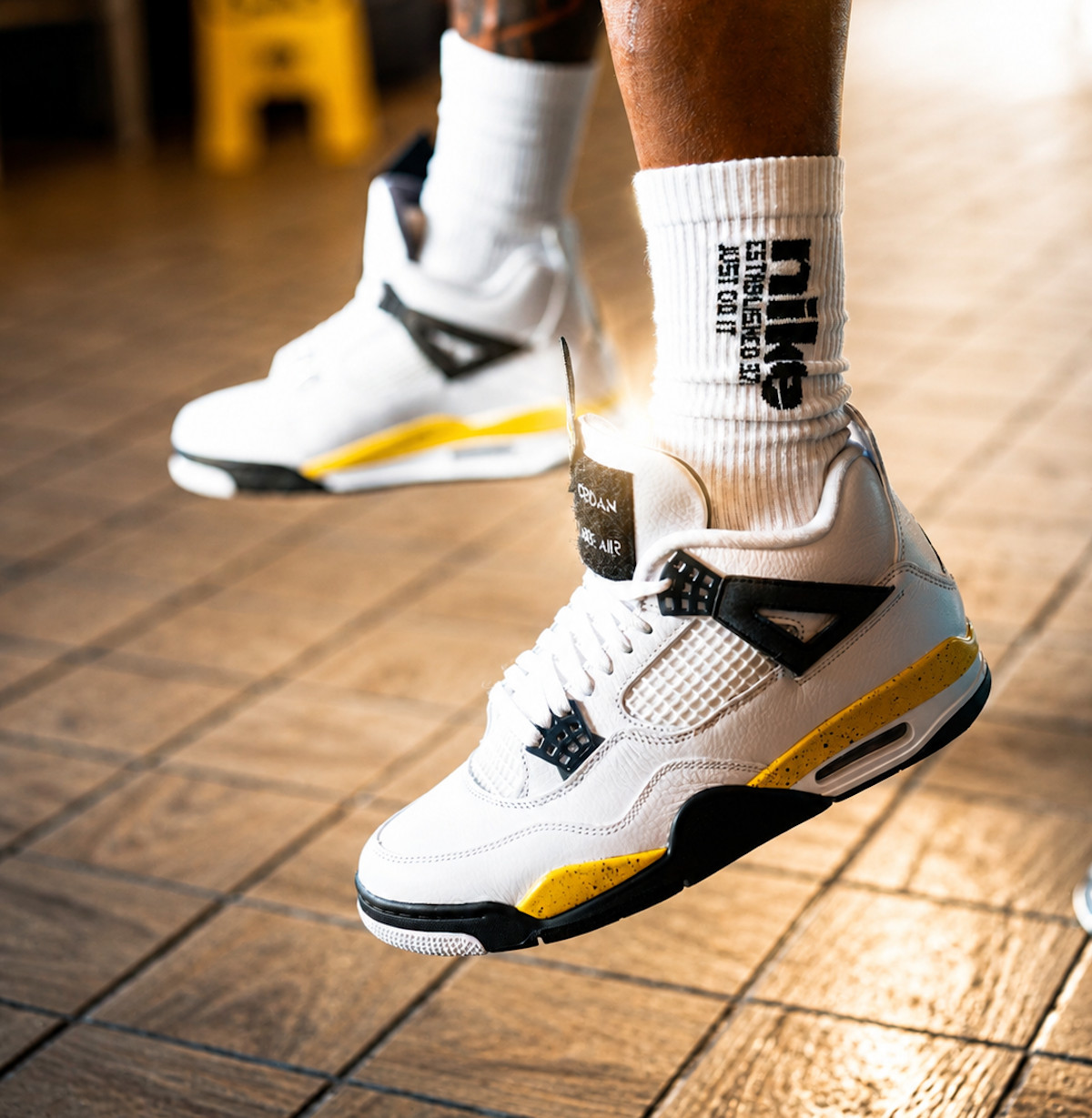 Air Jordan 4 blanche noire et jaune IO2463-102